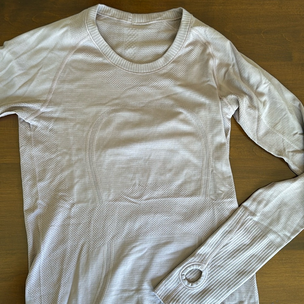 Lululemon size 6 long sleeve athletic top mauve color (102)